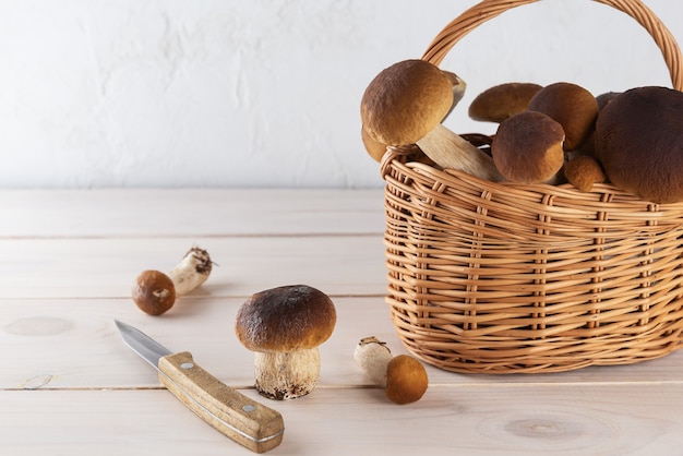 Cèpes dans un panier sur une table en bois