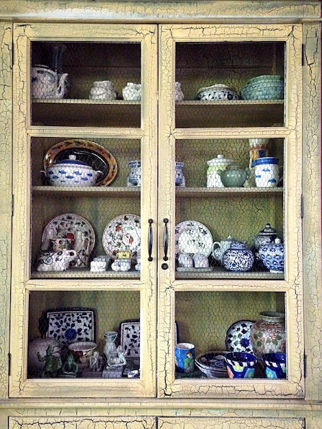 Céramique sur étagère dans l'armoire de la cuisine