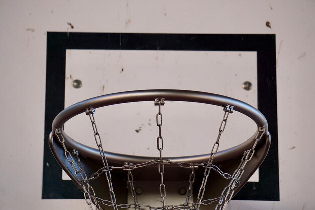 Cerceau de basket-ball avec un filet métallique dans la rue