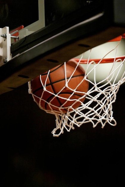 un cerceau de basket-ball avec un filet qui dit basket-ball dessus