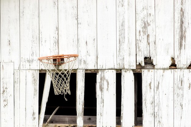 Photo un cerceau de basket sur une vieille grange