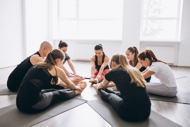 Photo cercle de groupe de yoga