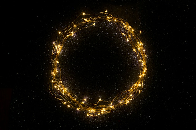 un cercle de lumières de noël