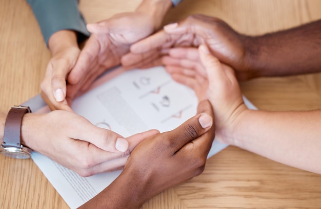 Photo cercle des mains et de la diversité pour le soutien de la solidarité des entreprises et le travail d'équipe au bureau pour l'unité et la collaboration au-dessus du tableau travail de groupe et membres du personnel dans l'équipe pour le développement, la confiance et la mission