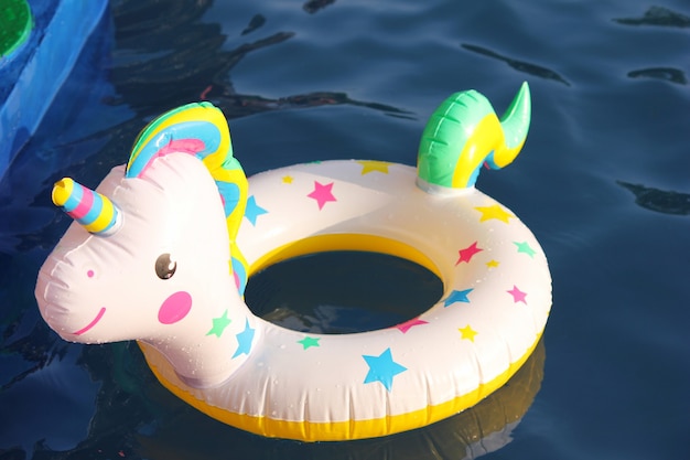 Un cercle de natation en forme de licorne flotte dans la piscine. Concept de vacances d'été. Concept de voyage et de vacances.