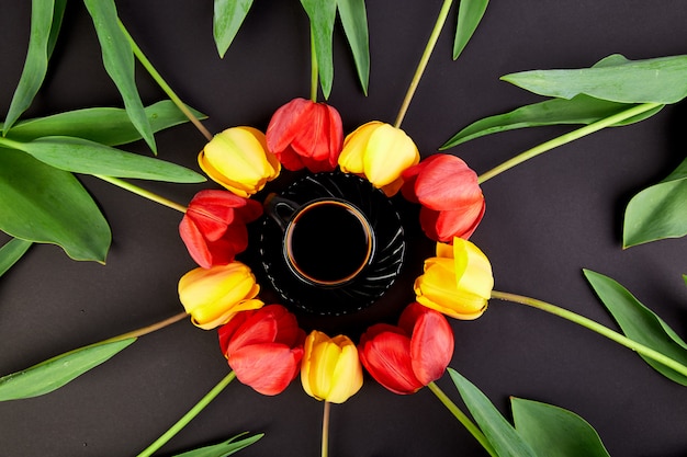 Cercle rond tulipes rouges et jaunes et tasse de café