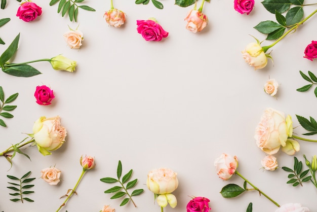 Photo cercle de roses et de feuilles