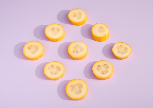 Des cercles de courgettes en tranches se trouvent en forme de losange sur la table Inspiration végétale