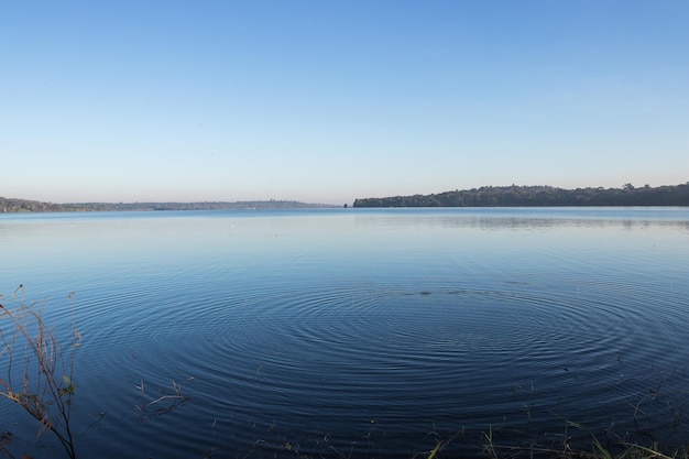 Des cercles sur le lac bleu avec un ciel bleu