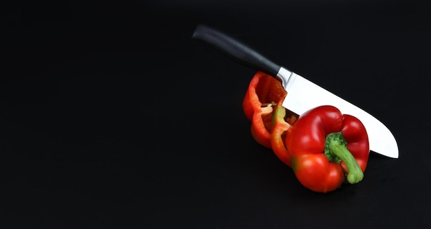 Cercles de poivron rouge avec couteau Concept pour une alimentation saine Vue de dessus Copier l'espace