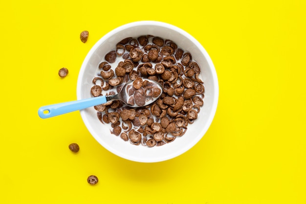 Photo céréale au chocolat au lait jaune