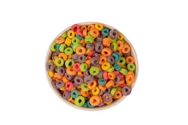 Les céréales aux anneaux colorés se déversent dans un bol. Petit-déjeuner. Isolé sur fond blanc.