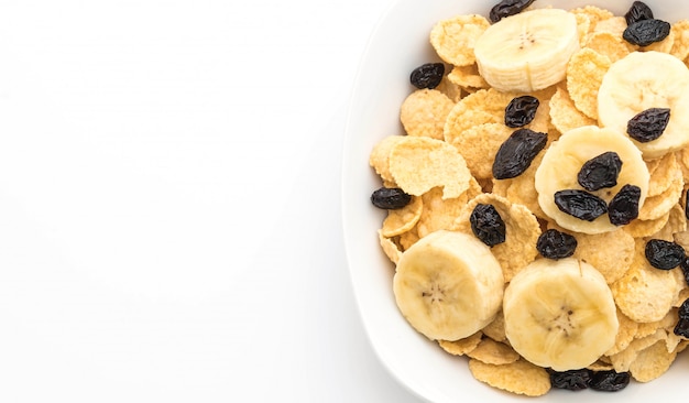 céréales avec banane, raisins secs et lait au petit déjeuner