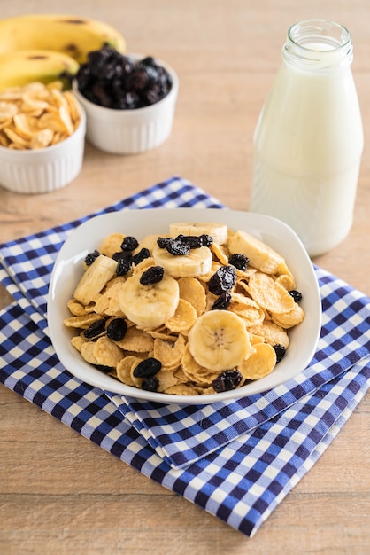 céréales à la banane, raisins secs et lait