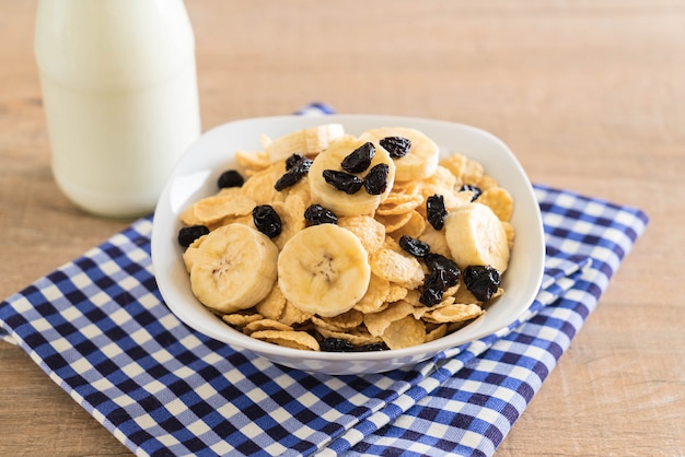 céréales à la banane, raisins secs et lait