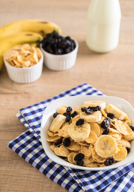 céréales à la banane, raisins secs et lait