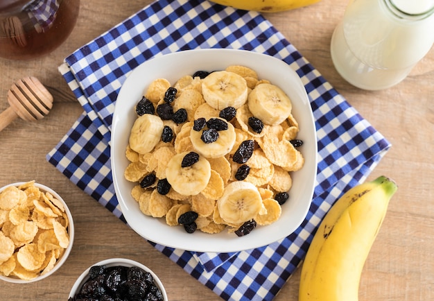 céréales à la banane, raisins secs et lait