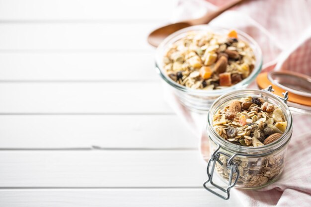 Céréales De Petit-déjeuner En Pot Muesli Sain Avec Flocons D'avoine, Noix  Et Raisins Secs Sur Tableau Noir