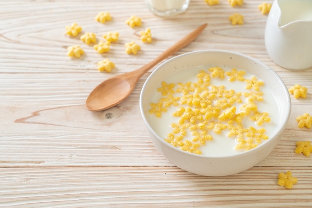 céréales complètes avec du lait frais pour le petit déjeuner