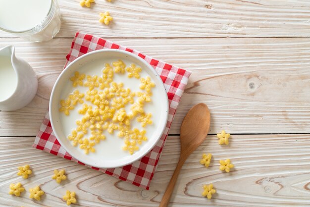 céréales complètes avec du lait frais pour le petit déjeuner