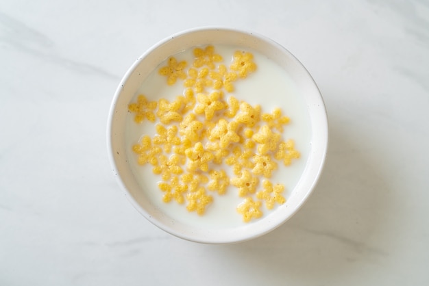 céréales complètes avec du lait frais pour le petit déjeuner