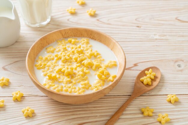 céréales complètes avec du lait frais pour le petit déjeuner