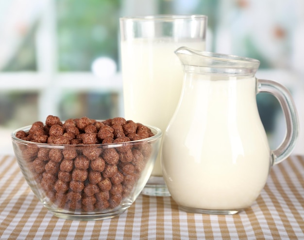 Céréales délicieuses et saines dans un bol avec du lait sur la table dans la chambre