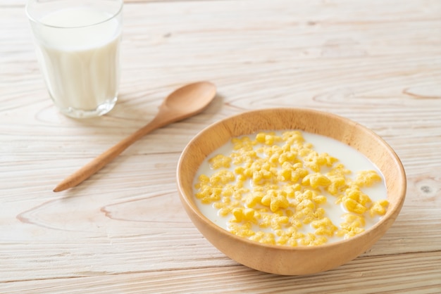 céréales à grains entiers avec du lait frais pour le petit déjeuner