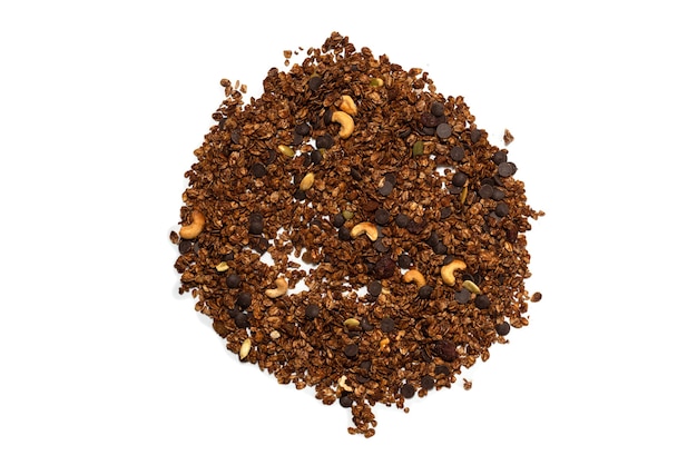 Céréales granola au chocolat aux noix. Isolé sur bacckground blanc.