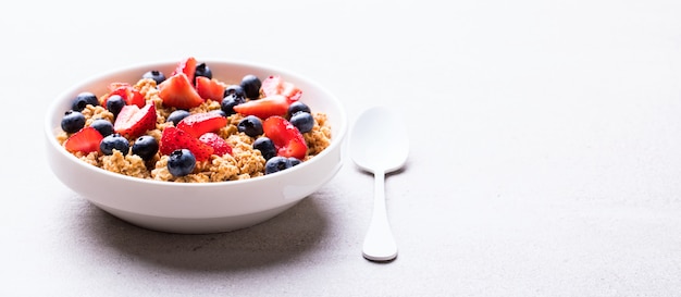 Céréales granola aux fraises et bleuets