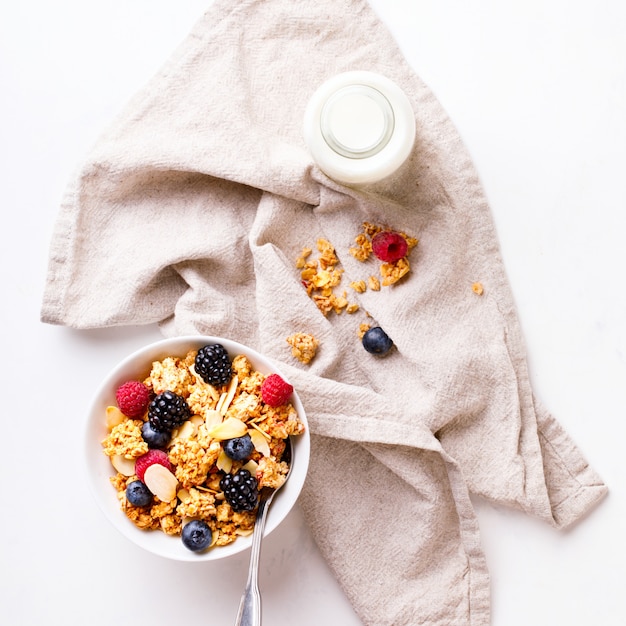 Céréales granola aux fruits rouges et au lait