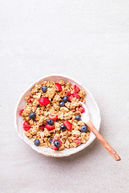 Céréales granola dans un bol