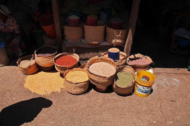 Photo des céréales sur le marché local d'arusha, en tanzanie
