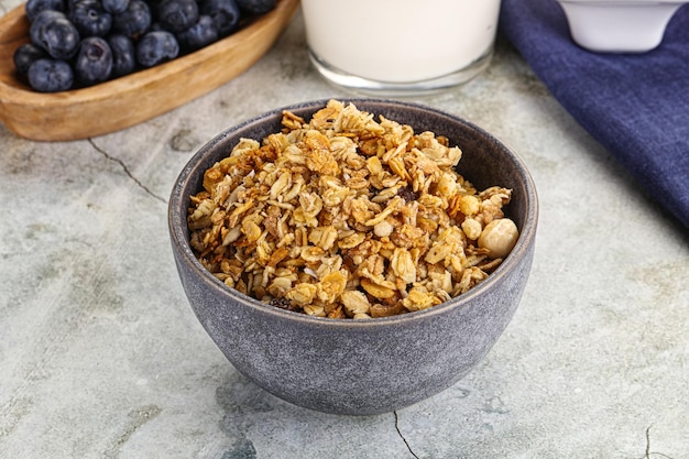 Céréales naturelles de granola pour le petit déjeuner