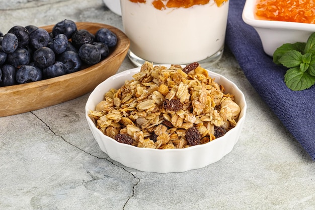 Céréales naturelles de granola pour le petit déjeuner