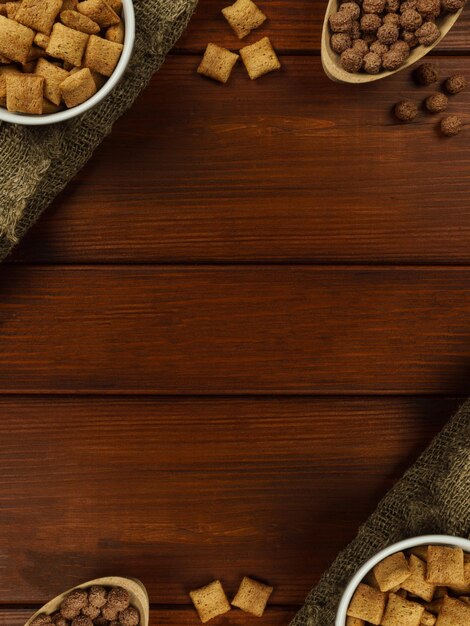 Céréales de petit-déjeuner une assiette avec des boules de chocolat oreillers sur la table Espace de copie