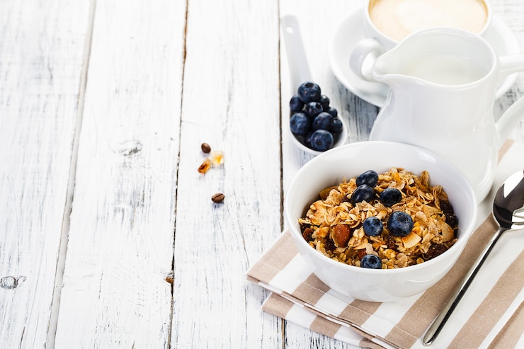 Photo céréales de petit-déjeuner bio au lait de noix et baies