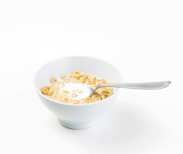 Céréales de petit déjeuner isolé sur blanc
