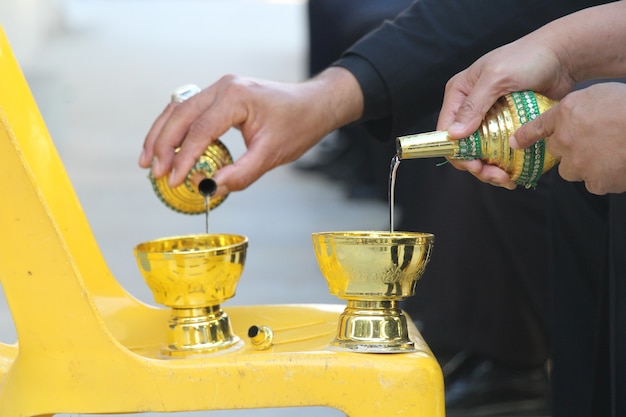 Le cérémonial verser de l&#39;eau dédiant le mérite