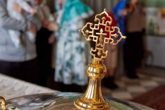 Cérémonie de baptême de bébé d'un baptême dans le baptême de l'église chrétienne