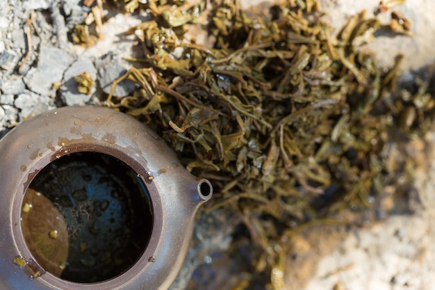 Cérémonie chinoise du thé Théière en céramique faite d'argile et de bols sur un fond en bois