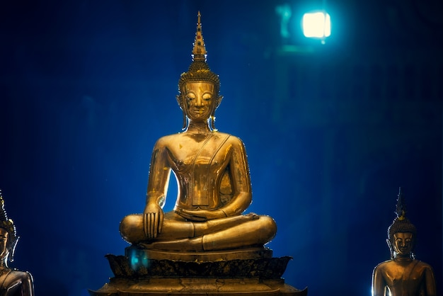 Cérémonie de l&#39;eau de statue de Bouddha au festival songkran