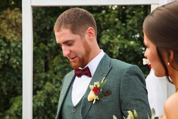 Cérémonie de mariage Couple de mariés mariée et le marié le jour de l'événement de style irlandais mer dans le pays à l'extérieur Couple heureux le jour de mer