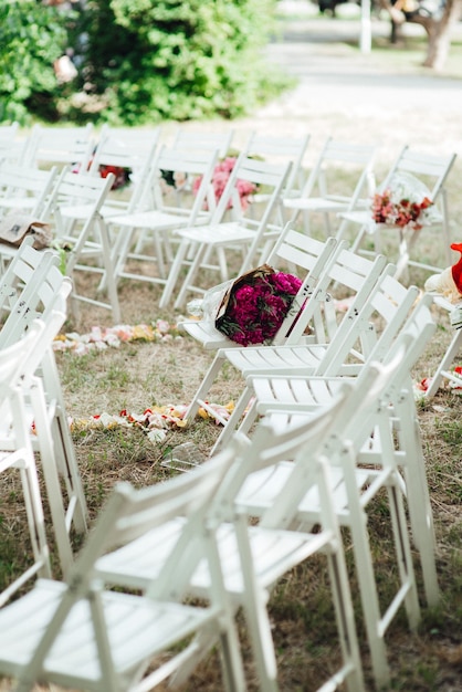 Cérémonie de mariage dans les bois parmi les arbres sur la piste verte