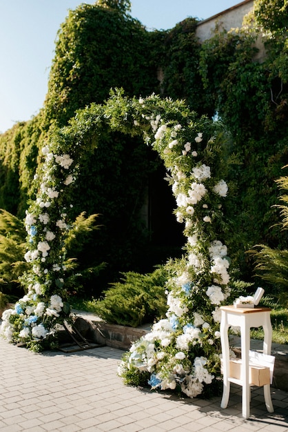 Photo cérémonie de mariage dans les bois parmi les arbres sur la piste verte