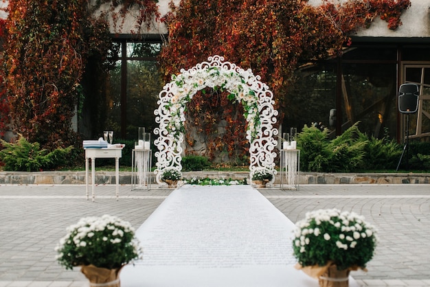 Photo cérémonie de mariage dans les bois parmi les arbres sur la piste verte