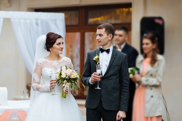 Cérémonie de mariage dans un bureau d'enregistrement peinture, mariage