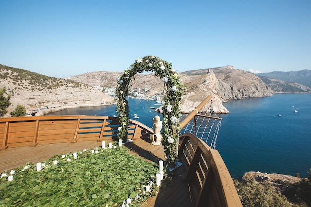 Cérémonie de mariage dans la nature près de l'eau et des montagnes