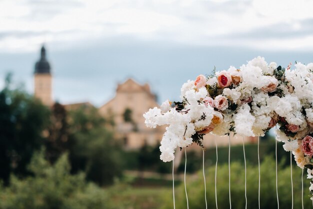 Cérémonie de mariage dans la rue b près du château de NesvizhDécor de fleurs fraîches en forme de lune