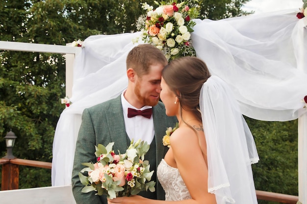 Cérémonie de mariage à l'extérieur Couple de mariée mariée et le marié lors d'un événement de style irlandais dans le pays